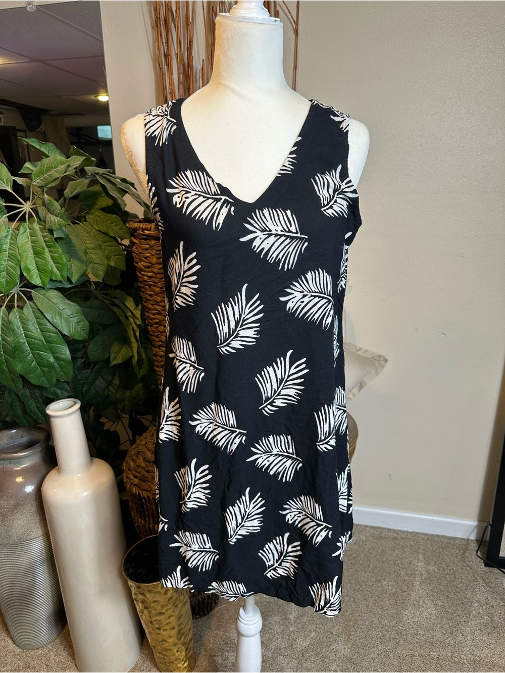 Sleeveless V-Neck Black & White Leaf-Print Midi Dress